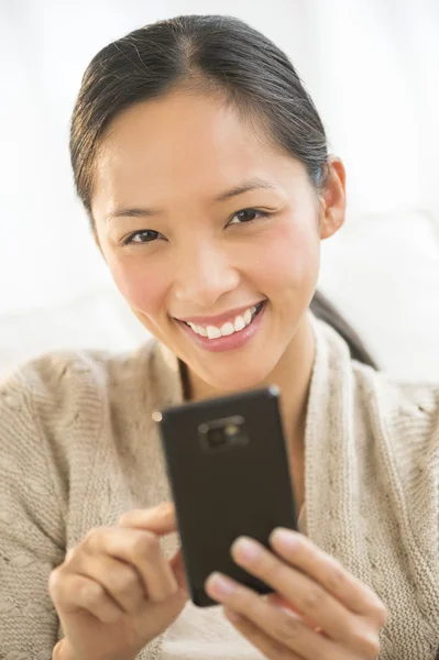 Gelukkige vrouw bedrijf slimme telefoon — Stockfoto