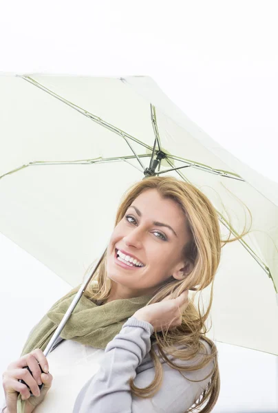 Portrét šťastné ženy držící deštník — Stock fotografie