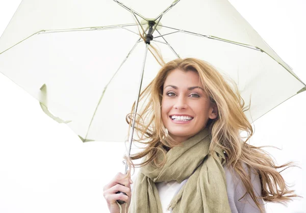 Portret van vrouw met paraplu — Stockfoto