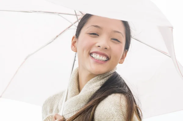 Şemsiye tutan mutlu bir kadın portresi — Stok fotoğraf