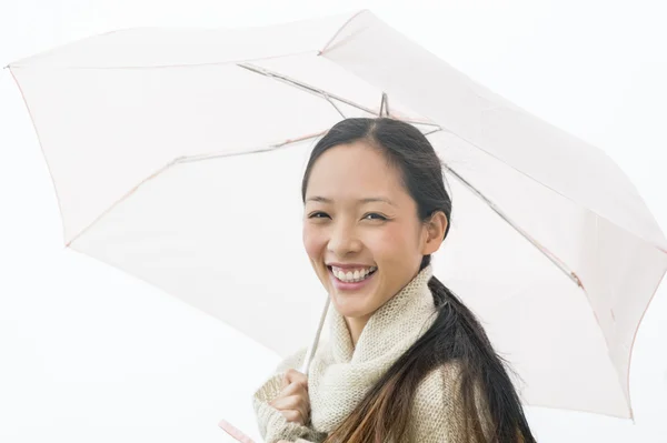 Retrato de alegre ásia mulher segurando guarda-chuva — Fotografia de Stock