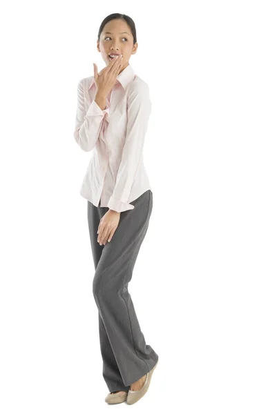 Verrast mid volwassen zakenvrouw zijwaarts op zoek — Stockfoto