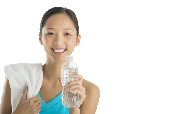 Fit femme avec serviette et bouteille d'eau — Photo