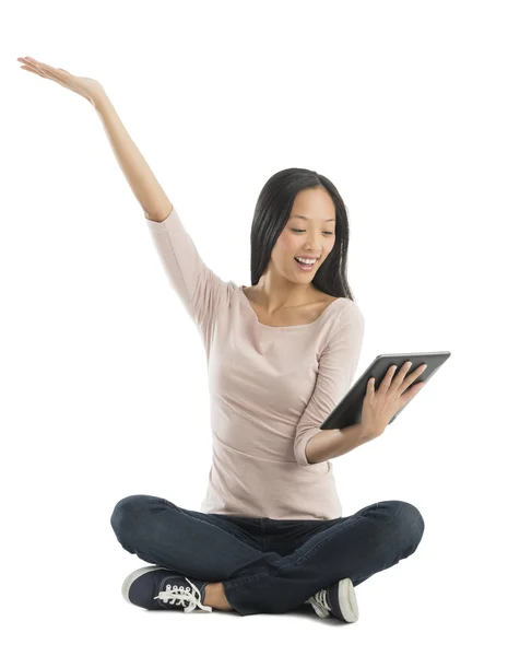 Wesoły kobieta z ręką uniesioną do góry patrząc na cyfrowy tablicowy — Zdjęcie stockowe