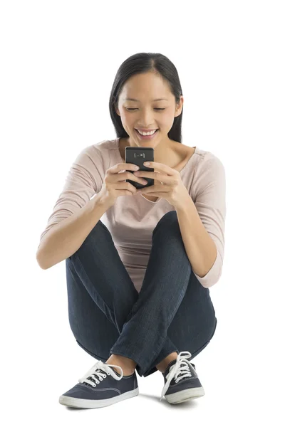 Mensajería de texto mujer feliz a través del teléfono móvil —  Fotos de Stock