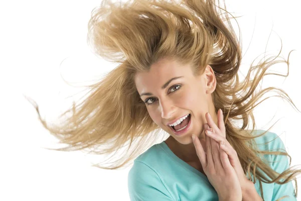 陽気な若いブロンドの女性の髪を投げ — ストック写真