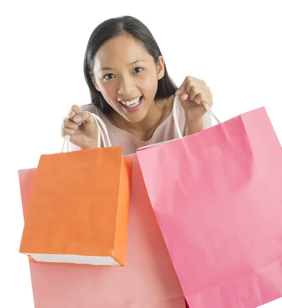 Retrato de mulher excitada levando sacos de compras — Fotografia de Stock