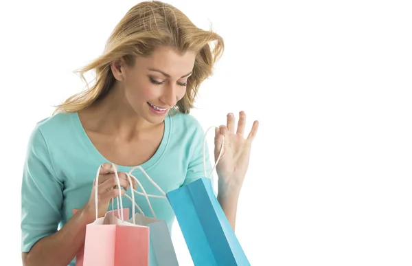 Mulher bonita olhando para dentro de sacos de compras — Fotografia de Stock