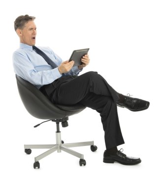 sürpriz işadamı office üzerinde otururken tablet vasıl arıyorsunuz