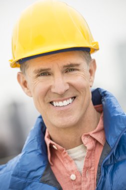 mutlu inşaat işçisi portresi