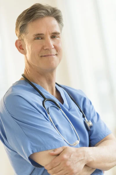 Confident Male Surgeon Standing Arms Crossed — Stock Photo, Image