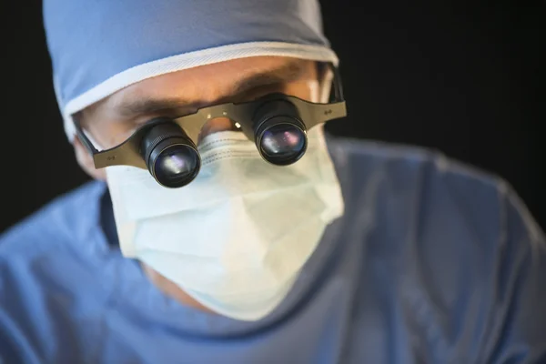 Cirurgião vestindo máscara e lentes de ampliação — Fotografia de Stock