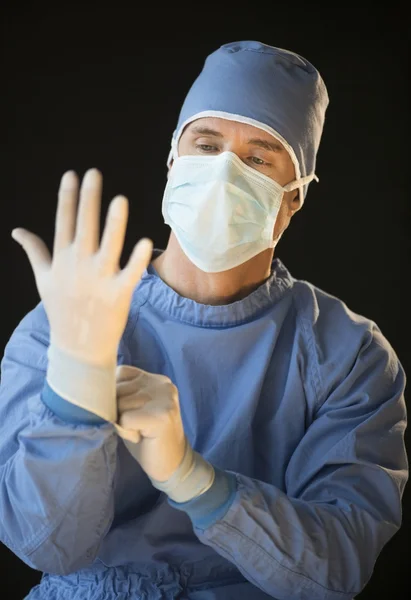 Male Surgeon Preparing For Surgery — Stock Photo, Image