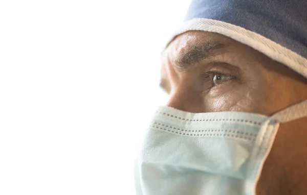 Surgeon Wearing Surgical Mask And Cap Looking Away — Stock Photo, Image