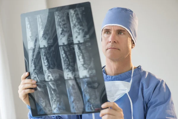 Surgeon Analyzing X-Ray Report — Stock Photo, Image