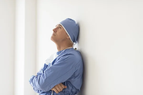 Pensive Surgeon With Arms Crossed Leaning On Wall — Stock Photo, Image