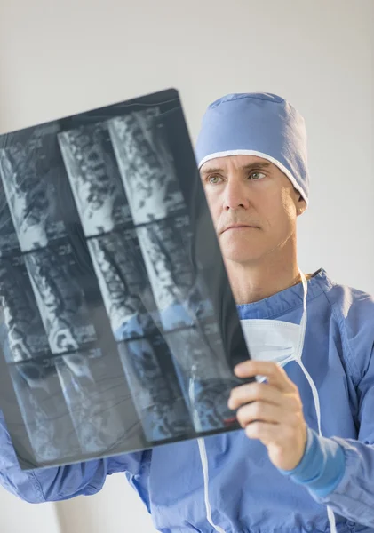 Male Surgeon In Uniform Looking At X-Ray — Stock Photo, Image