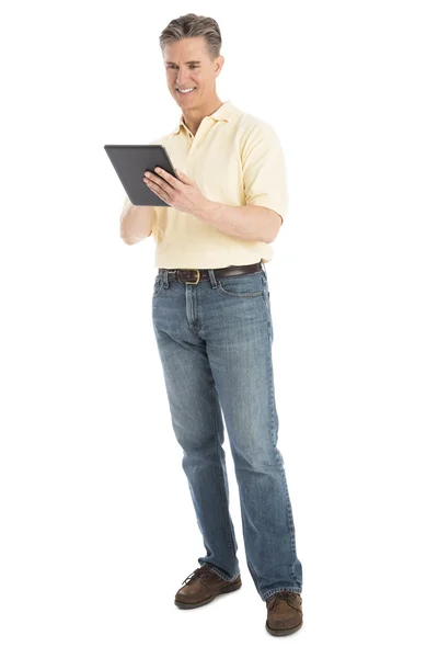 Homem feliz usando tablet digital sobre fundo branco — Fotografia de Stock