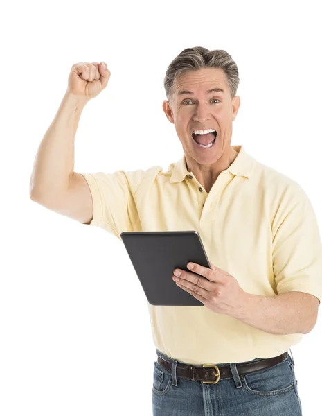 Портрет успешного человека, кричащего, держа в руках цифровой планшет — стоковое фото