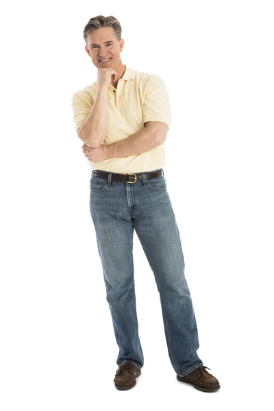 Jistý muž v neformálním stojící nad bílým pozadím — Stock fotografie