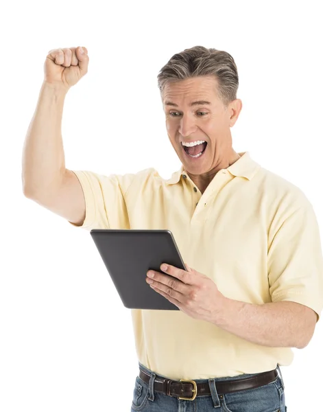 Vrolijke man schreeuwen tijdens het kijken naar digitale Tablet PC — Stockfoto