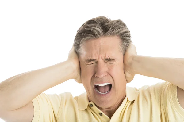 Woedend man schreeuwen terwijl die betrekking hebben op zijn oren — Stockfoto