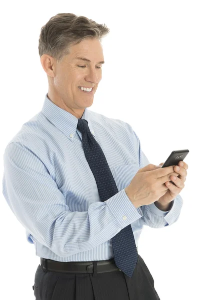 Feliz hombre de negocios Mensajería de texto a través del teléfono inteligente —  Fotos de Stock