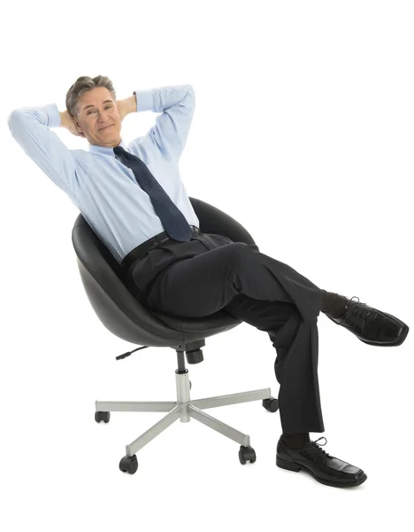 Портрет розслабленого бізнесмена сидячи на офісному стільці — стокове фото