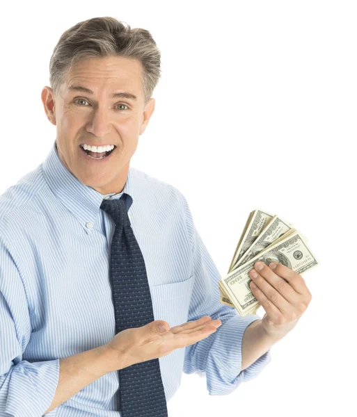 Retrato del hombre de negocios feliz haciendo gestos en las facturas del dólar —  Fotos de Stock