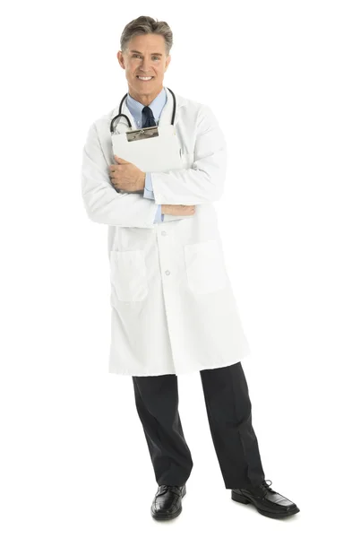 Πορτρέτο του αυτοπεποίθηση αρσενικό γιατρός κρατώντας το πρόχειρο — Φωτογραφία Αρχείου
