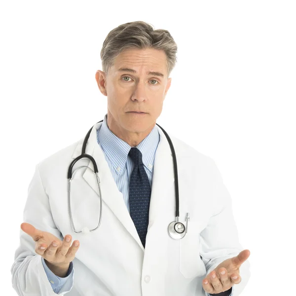 Ernstige mannelijke arts gebaren tegen witte achtergrond — Stockfoto