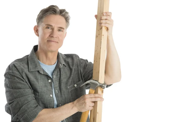 Vertrouwen timmerman holding hamer en houten plank — Stockfoto