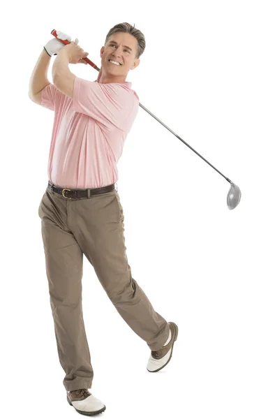 Felice golfista guardando lontano mentre oscillante Golf Club — Foto Stock