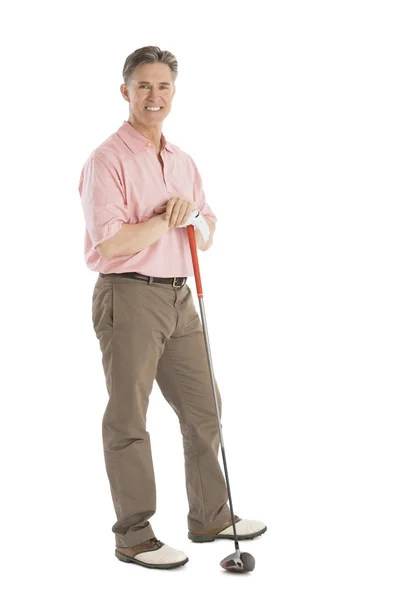 Homem confiante de pé com clube de golfe — Fotografia de Stock