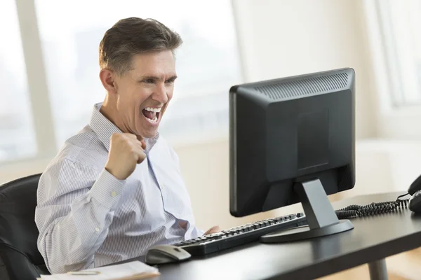 Successful Businessman Using Desktop Pc — Stock Photo, Image