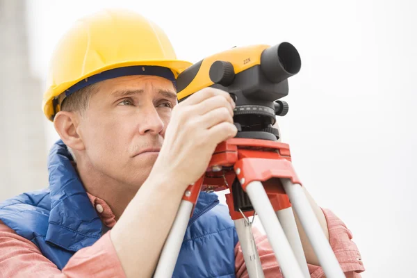 Surveyor Mesurer les distances à travers la théodolite — Photo