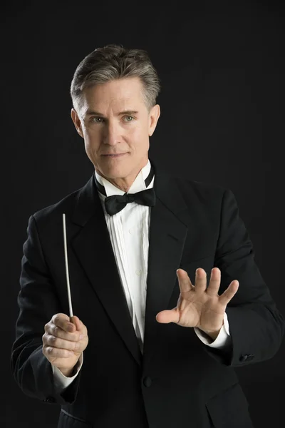 彼の指揮棒を演出しながらジェスチャー音楽指揮者 — ストック写真