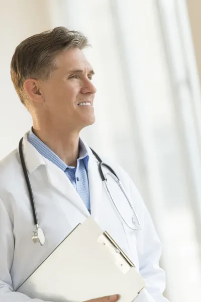 Tankeväckande manliga läkare tittar bort i klinik — Stockfoto