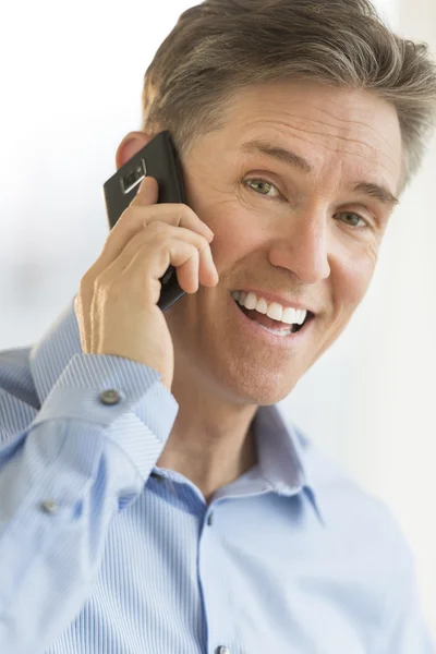 Retrato del alegre hombre de negocios usando el teléfono inteligente —  Fotos de Stock