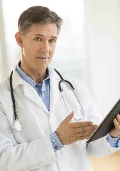 Jistý muž doktor ukázal na digitálním tabletu — Stock fotografie
