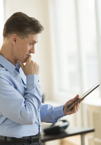 Geschäftsmann nutzt digitales Tablet im Büro — Stockfoto