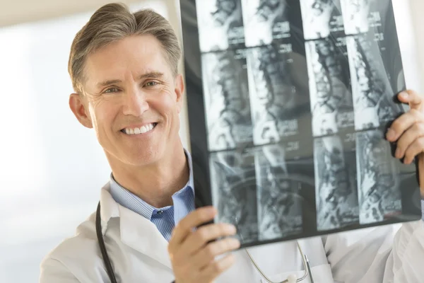 Fiducioso medico maschio con immagine a raggi X — Foto Stock