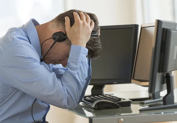 Exhausted Trader With Head In Hands Leaning At Computer Desk — Stock Photo, Image