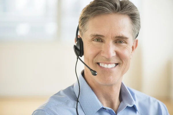 Homme représentant du service à la clientèle portant casque — Photo