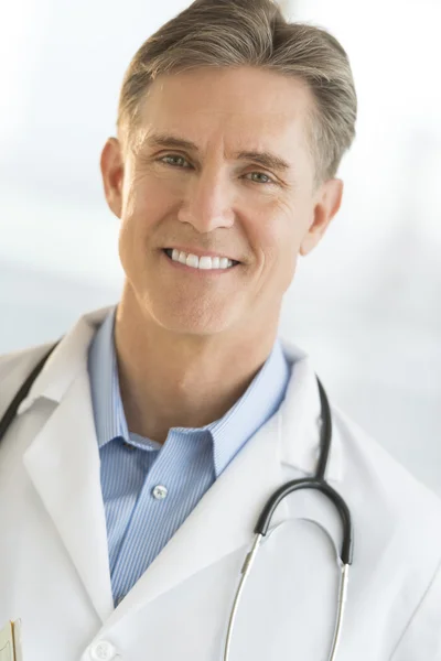 Kendine güvenen erkek doktor gülümseyen portresi — Stok fotoğraf