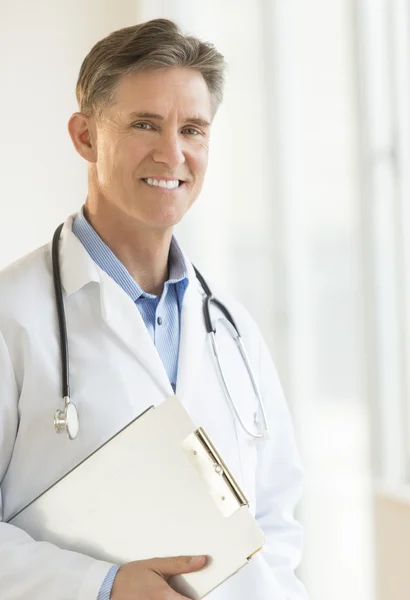 Šťastný muž doktor drží schránky v klinice — Stock fotografie