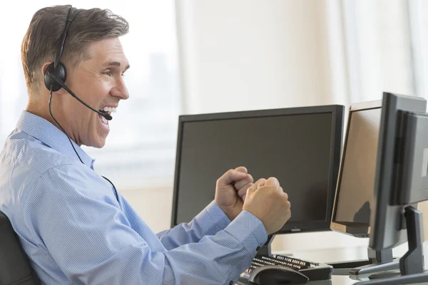 Opgewonden handelaar schreeuwen tijdens het gebruik van meerdere computers — Stockfoto