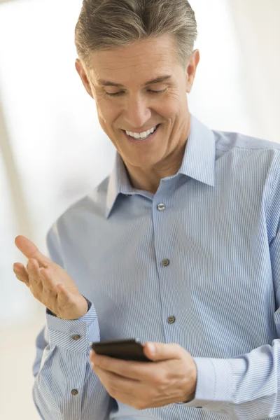 Щасливий бізнесмен жестикулює під час читання текстового повідомлення — стокове фото