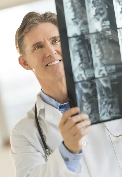 Ευτυχής αρσενικό γιατρός, αναλύοντας ακτινογραφία — Φωτογραφία Αρχείου