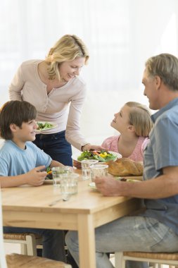 kadının kızına yemek masası, yemek servisi